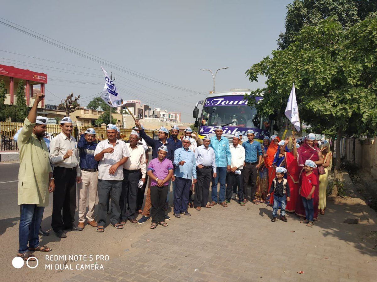 AAP4Sikar's tweet photo. .@AamAadmiParty संयोजक श्री @ArvindKejriwal जी की जयपुर में आयोजित जनसभा में शामिल होने सीकर विधानसभा क्षेत्र से 'आप प्रत्यासी' श्री लवकुमार जी के साथ कार्यकर्ता जाते हुए...
#अब_बदलेगा_राजस्थान #AAPSikar
#RajasthaNeedsKejriwal @AAPRajasthan https://t.co/ZD9690kXC6