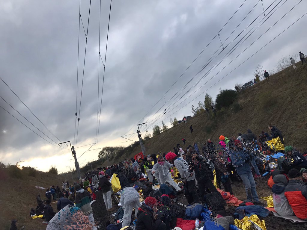 GJDueren's tweet photo. Wir wünschen einen wunderschönen guten Morgen aus der #EndeGelände #Besetzung .🌳👊🏾
#HambiBleibt https://t.co/uMN4brxhJj