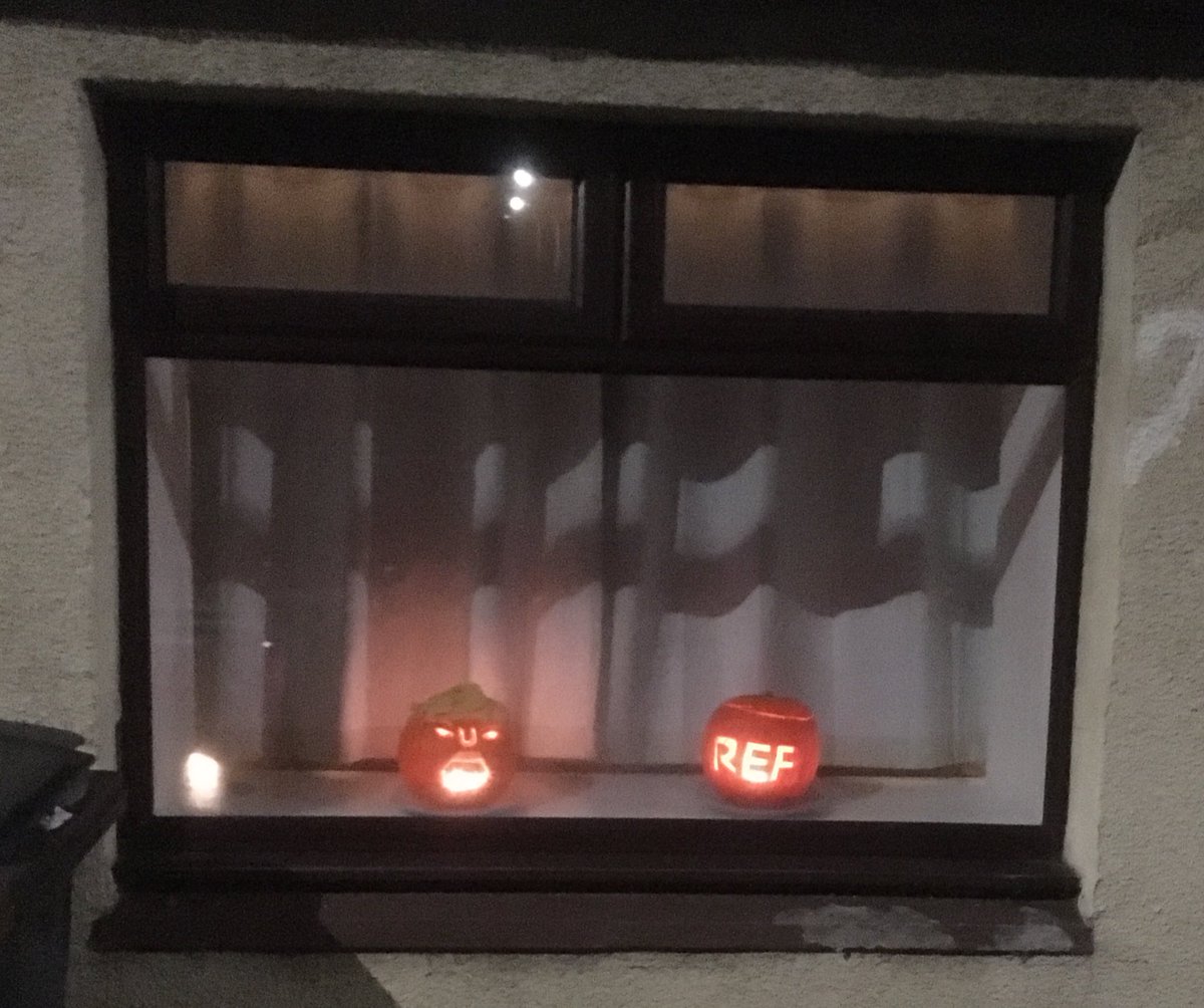 ScienceArtReach's tweet photo. @theAliceRoberts @doughtagnan @LenFisherScienc Or this? One on the right with credit to @CatharineCross , on the left to @h_cammack #academiclife #pumpkinsoftwitter https://t.co/qLEGEQZ9Lw