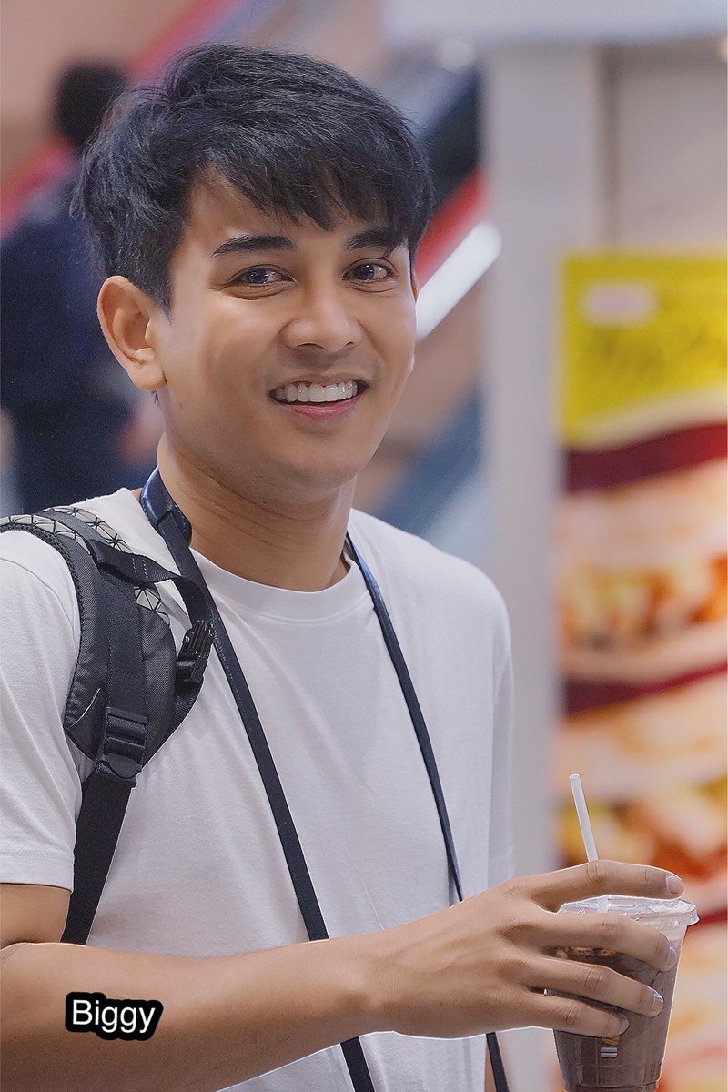 Biggy10240's tweet photo. จากสนามบินคันไซ  กำลังไปกินข้าวเย็น  พระเอกอารมณ์ดีตามอากาศ....อีกนิดหนึ่งก็เหงื่อหยดแระ  
#GunNapatInKagawa #คางาวะ #Kagawa
#gunnapat 
#ทีมกันตลอดไป 
#SupportGunAlways https://t.co/QiigjqsMSL