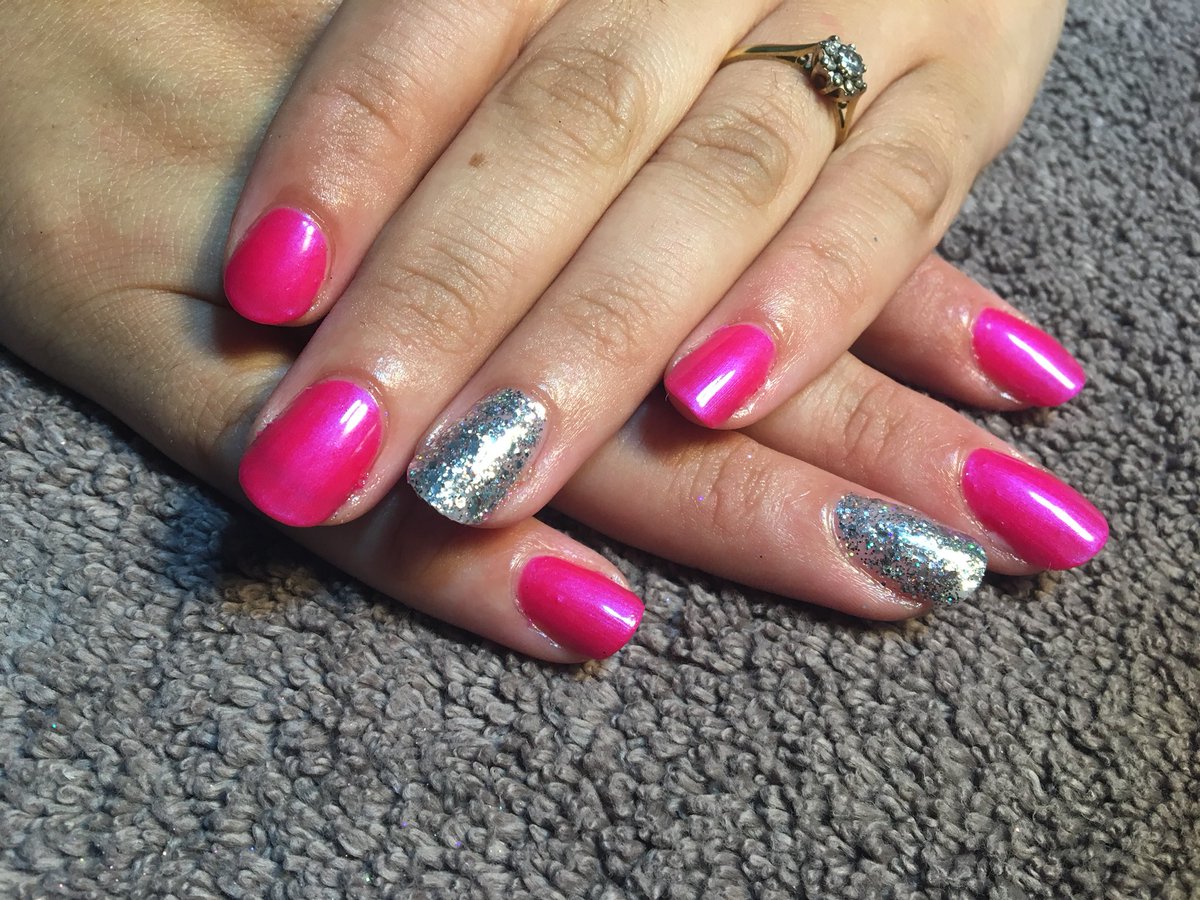 BeautiqueP's tweet photo. Tutti fruitti #shellac &amp; silver glitter 💖 
Pert de! 
Pretty then! 
#beautiquemelpowell #aberystwythnails #lampeternails #cndshellac #yagym https://t.co/dUu2AjdBy4
