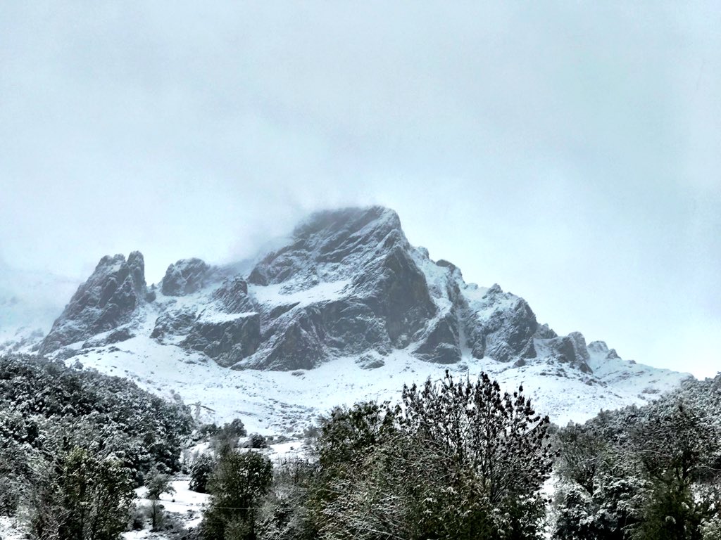 DarioDesnivel's tweet photo. El Macizo Oriental #PicosdeEuropa ahora mismo y ¡sigue nevando! #ValledeLiébana #Liébana #CantabriaInfinita #Cantabria https://t.co/vRm3SGEeoT