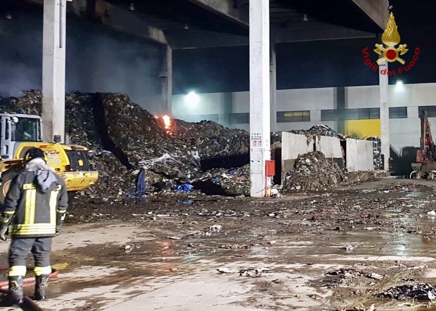 vigilidelfuoco's tweet photo. #Marcianise (CE) #28ott 9:30, prosegue dalla notte del #26ottobre l’intervento dei #vigilidelfuoco per l’#incendio di un capannone industriale adibito allo smaltimento di rifiuti. In corso le operazioni di spegnimento degli ultimi focolai e di bonifica dell’area https://t.co/9SyuseMprX