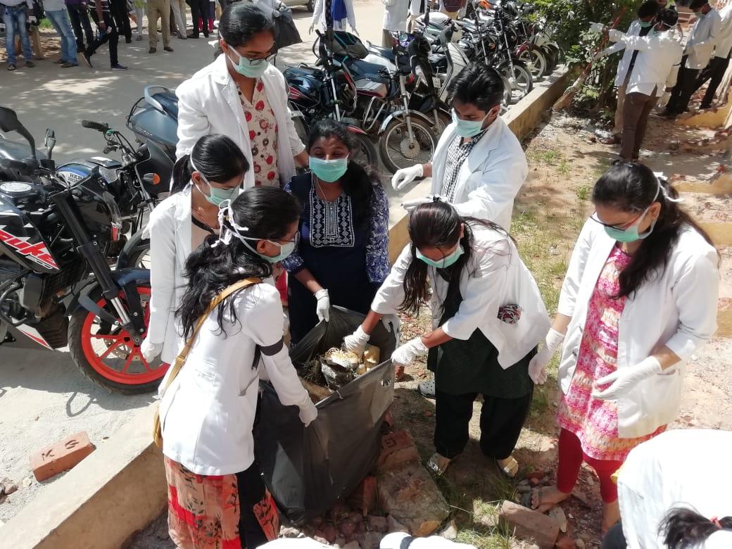 bhavanaht08's tweet photo. #OurStipendOurRight fight for stipend✊Day7: cleaning campaign.wish we would have cleaned DME's mindset.
@JjmmcFor @DKShivakumar @theskindoctor13 @hd_kumaraswamy @publictvnews @timesofindia @ndtv @RajuBhavna https://t.co/XFOAbXi0ua