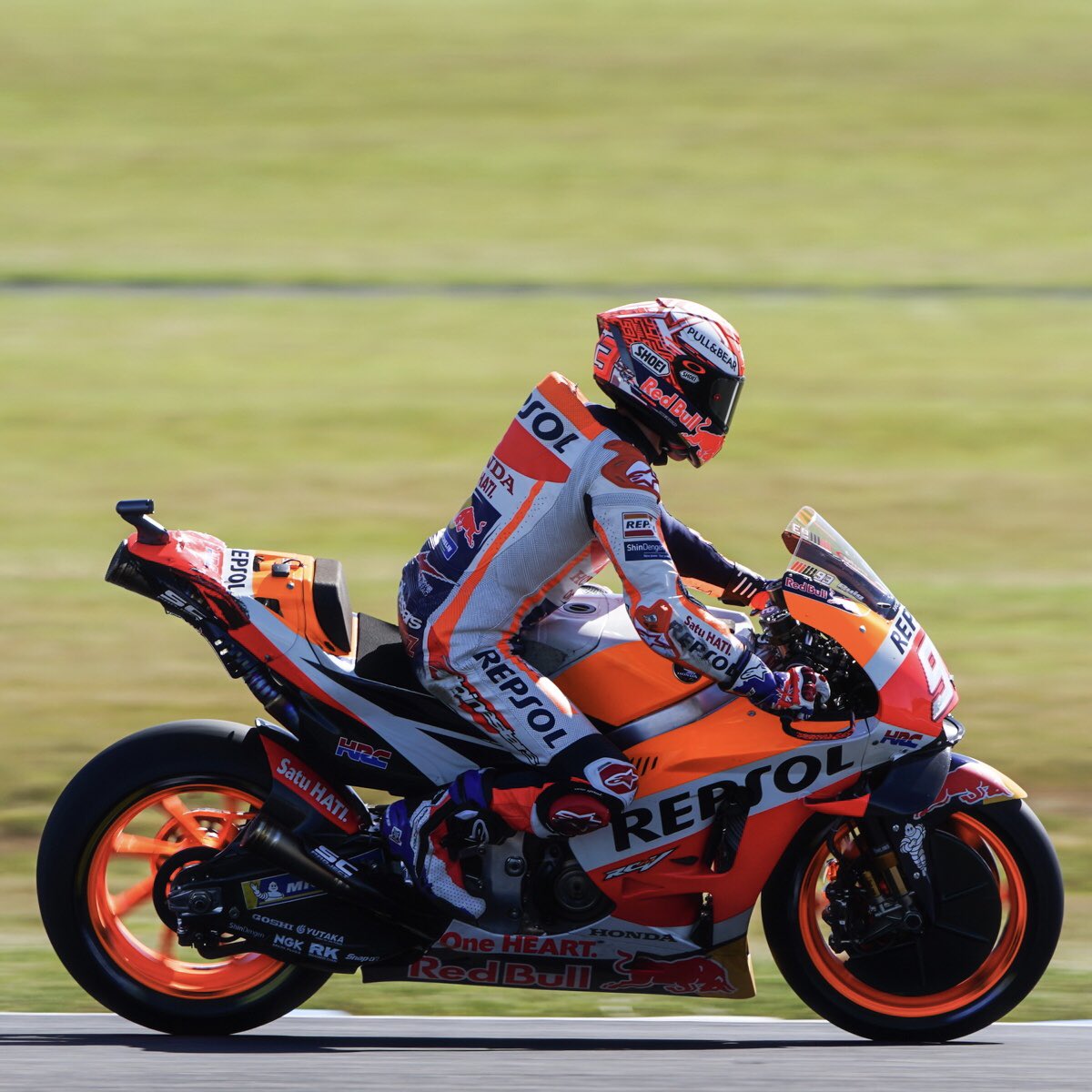 marcmarquez93's tweet photo. Hoy hemos tenido mucha suerte, físicamente estamos bien. @JohannZarco1 ha venido a disculparse, gran gesto por su parte. Lance de carrera!💪🏼
Today we were very lucky, we are physically well. @JohannZarco1 has apologized, great gesture. It’s part of the races. 
#AustralianGP https://t.co/h0yqPie8yO