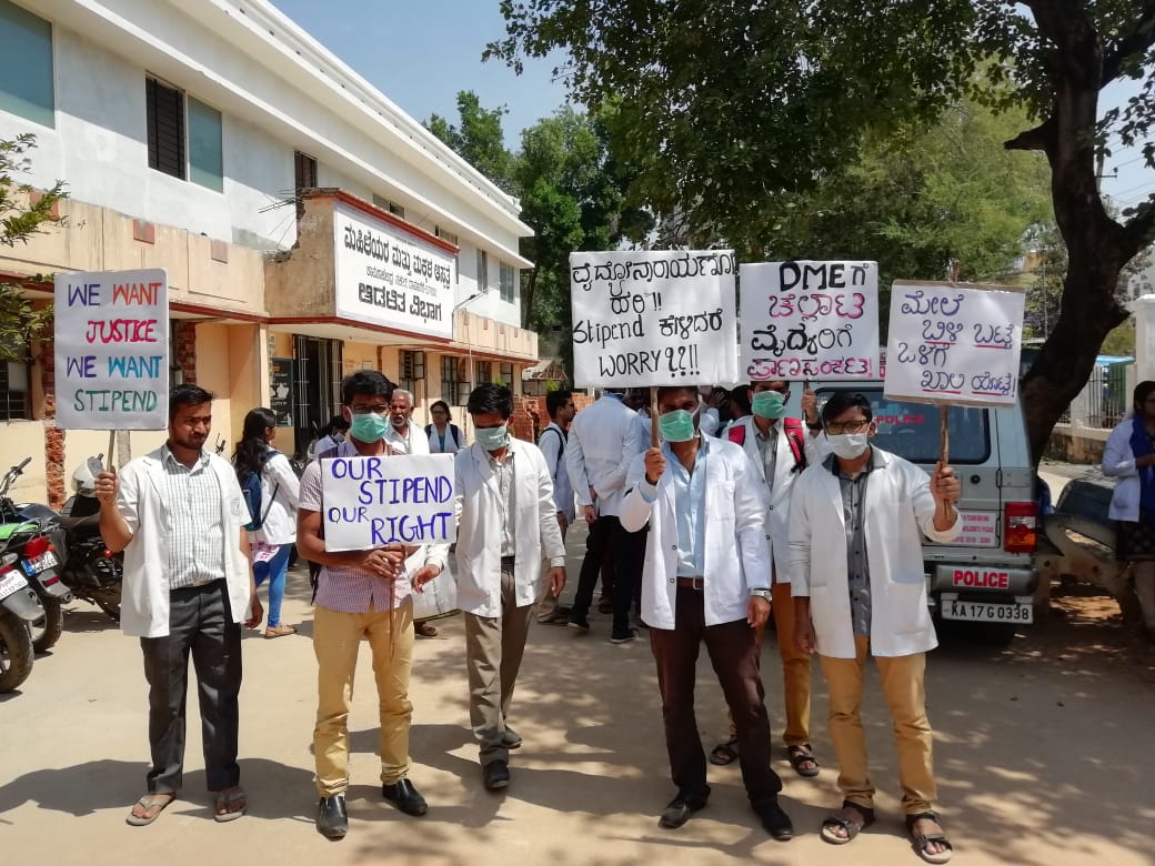 AnilNischitha's tweet photo. We are on the streets asking for the stipend, which we should've received with 'dignity' by now.The 'people' who are always a step ahead in 'regulating' our profession, drag their foot back in paying for our service.This is pathetic!!#ourstipendourright @JjmmcFor @DKShivakumar https://t.co/Wr1SHd297U