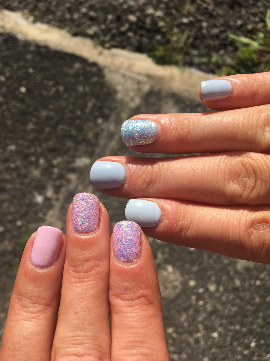 BeautiqueP's tweet photo. When one client inspires the other 💖 
Ysbrydoli nid copio 💖 
#cndshellac #creekside &amp; #cakepop with #lecentemeringue for the perfect finish 👌🏼 
Y glitter chameleon ‘ma yw un o’m ffefrynnau- yn newid lliw yn ddibynol ar y lliw Shellac sy’ o’i dano. #lush 
#beautiquemelpowell https://t.co/Z07jhqcY8T