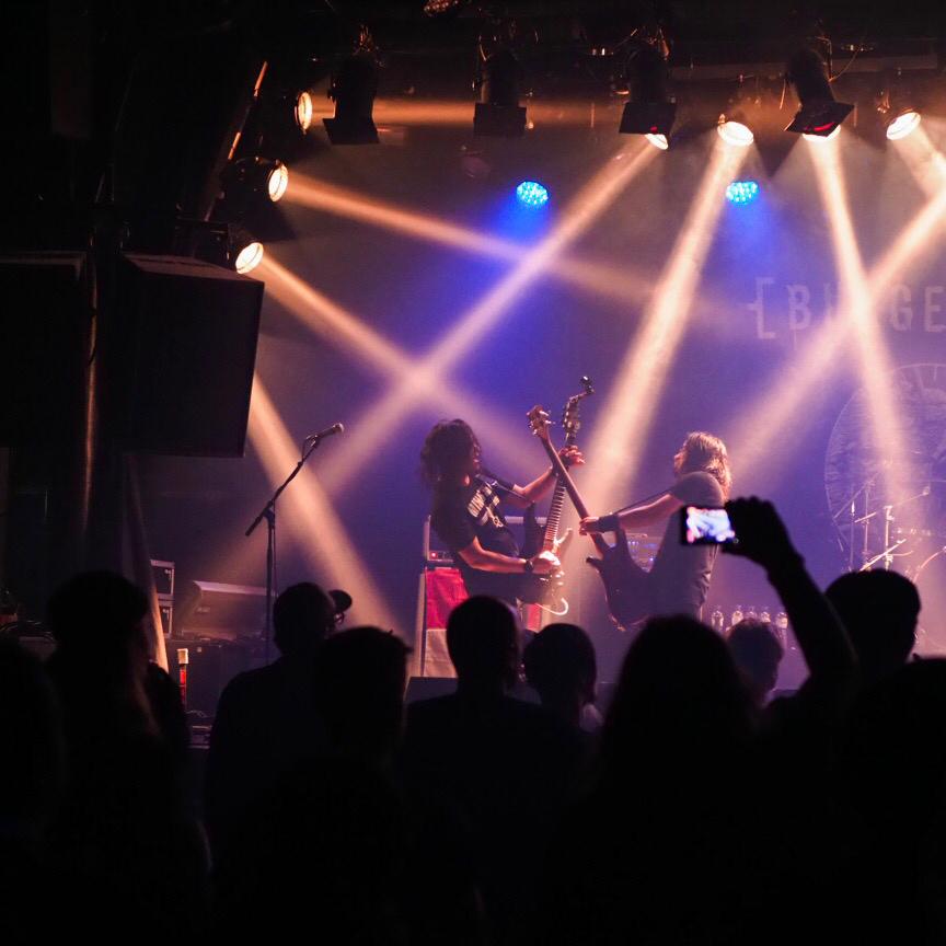 SuperMusic_ID's tweet photo. Perhentian @burgerkill di venue selanjutnya, Melkweg, Amsterdam ga kalah pecah!
Mereka juga sempat ketemu lagi sama designer baju dan photographer dari German, buat persiapan klip terbarunya, dan sempet masak makan malamnya sendiri.
#SUPERMUSIC #SUPERINVASION #SUPERINVASION2018 https://t.co/051juOJ5Em