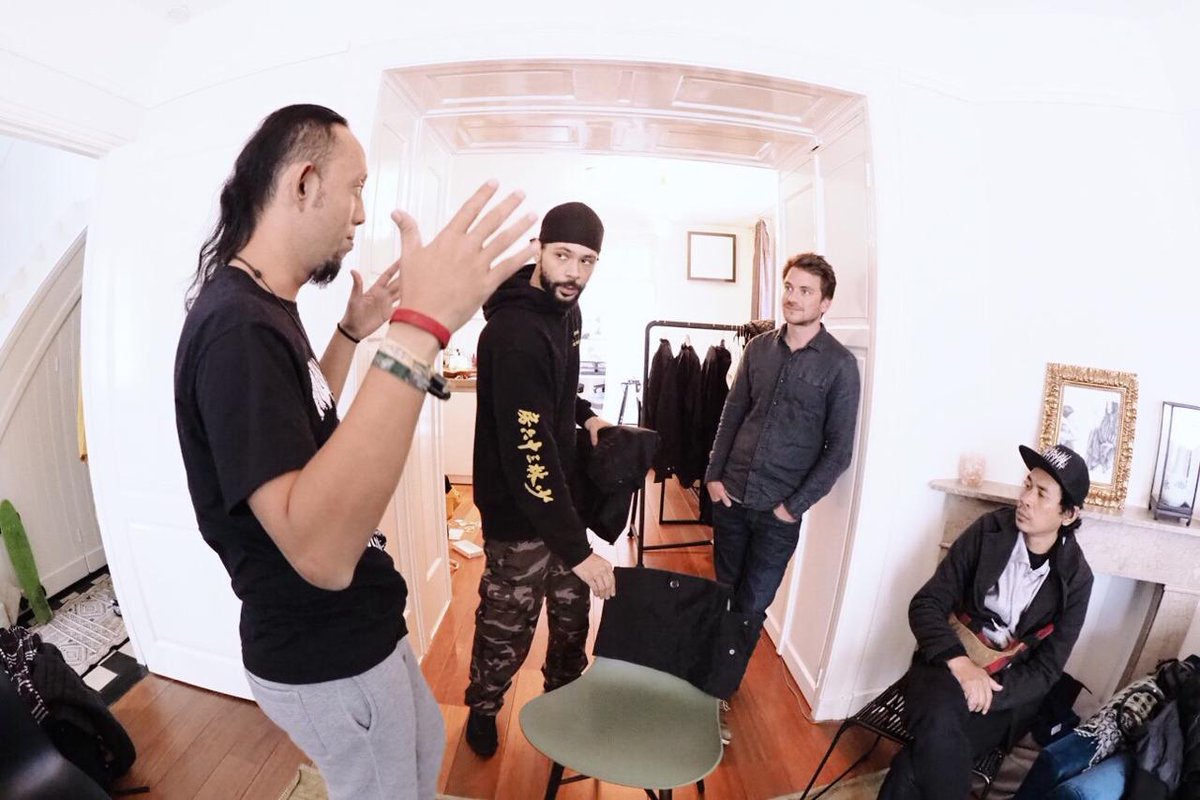 SuperMusic_ID's tweet photo. Perhentian @burgerkill di venue selanjutnya, Melkweg, Amsterdam ga kalah pecah!
Mereka juga sempat ketemu lagi sama designer baju dan photographer dari German, buat persiapan klip terbarunya, dan sempet masak makan malamnya sendiri.
#SUPERMUSIC #SUPERINVASION #SUPERINVASION2018 https://t.co/051juOJ5Em
