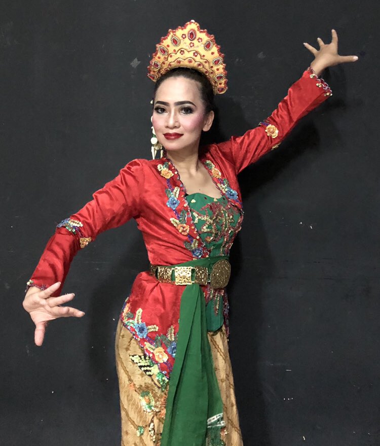 ...dan salah satu yg paling menyenangkan dari menari adalah dandan maksimaaal dan pake kostumnyaaa 🙌🏼🙌🏼🙌🏼
#taritradisional #cintabudayaindonesia #kostumjaipongan