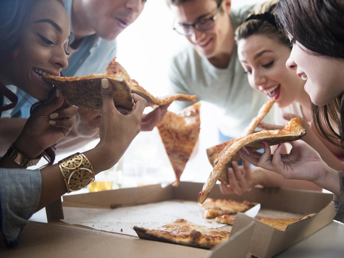 foodandwine's tweet photo. This massive 20-square-foot pizza is the largest you can get delivered: https://t.co/fmAY3LvpzF https://t.co/oz1jyrdrZs
