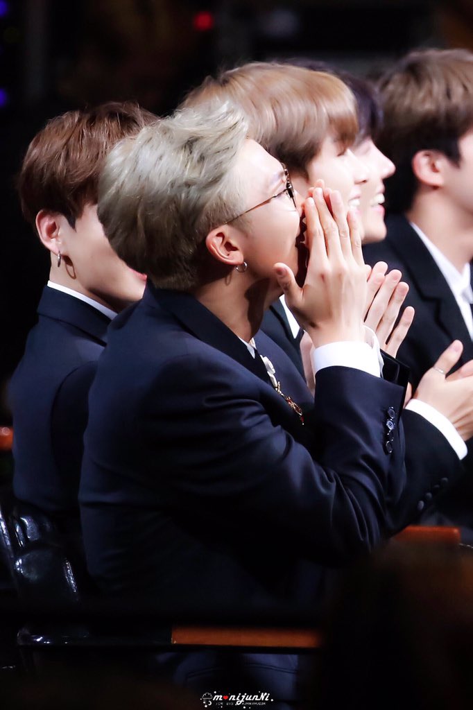 MoNiJunNi's tweet photo. 181024 대중문화예술상 

손 ..남준..심쿵..아~ 전 지금 무슨 말하고 있어요?  잘 모르겠어요. 그냥 심쿵 @BTS_twt 

#방탄소년단 #bts #김남준 #RM #NAMJOON #mono https://t.co/H2wMU6pmV3