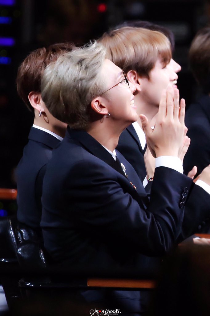 MoNiJunNi's tweet photo. 181024 대중문화예술상 

손 ..남준..심쿵..아~ 전 지금 무슨 말하고 있어요?  잘 모르겠어요. 그냥 심쿵 @BTS_twt 

#방탄소년단 #bts #김남준 #RM #NAMJOON #mono https://t.co/H2wMU6pmV3