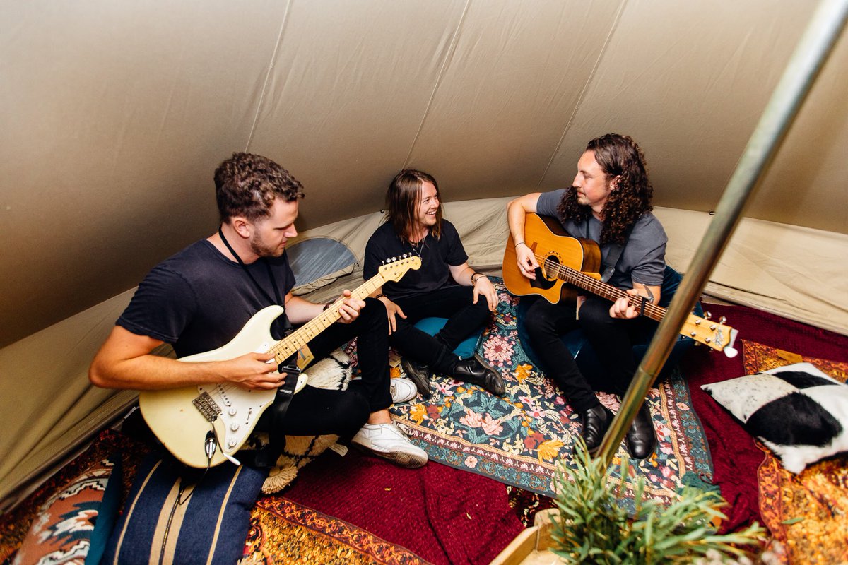 SAFIAmusic's tweet photo. Thank you for an amazing show last night Cairns! Couldn't ask for a more beautiful setting ☀️🌴 #microben https://t.co/uPsy3QTFY6