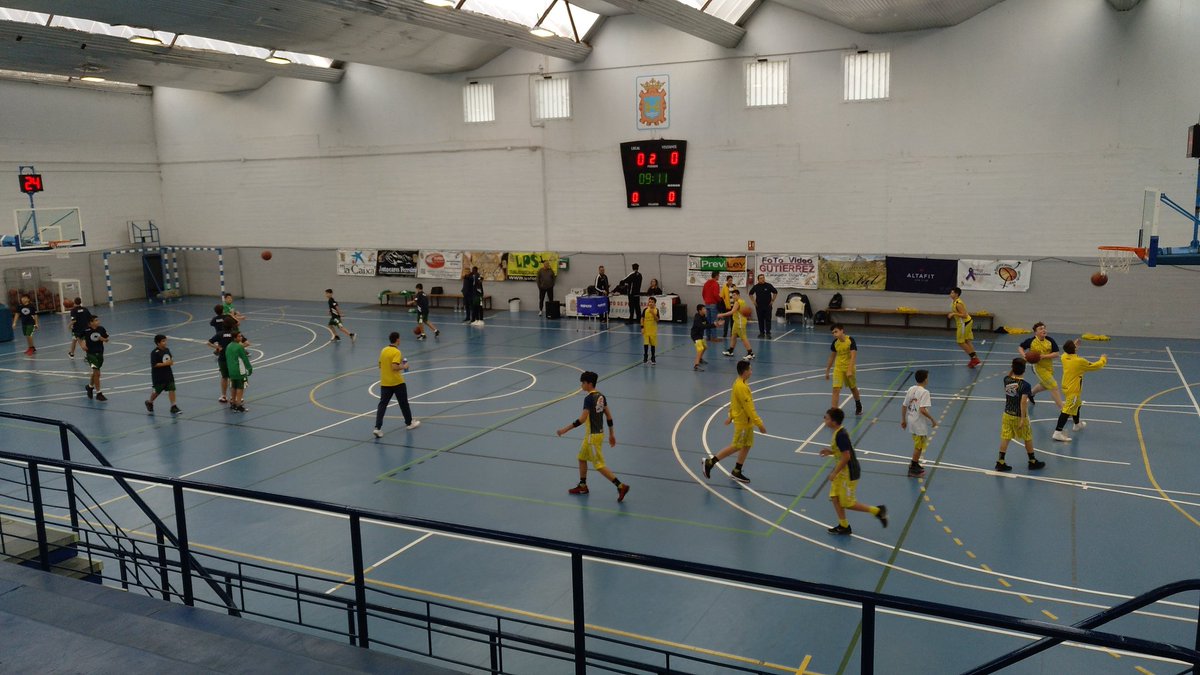 CB625Ponferrada's tweet photo. Ha llegado el frío y no hay mejor manera de entrar en calor que con los partidos de nuestros tres equipos autonómicos masculinos 🆚 @BasketPisones. En cinco minutos empezamos con el #Previley #InfMas en el Antonio Vecino. #625Live https://t.co/vfumPqGR09