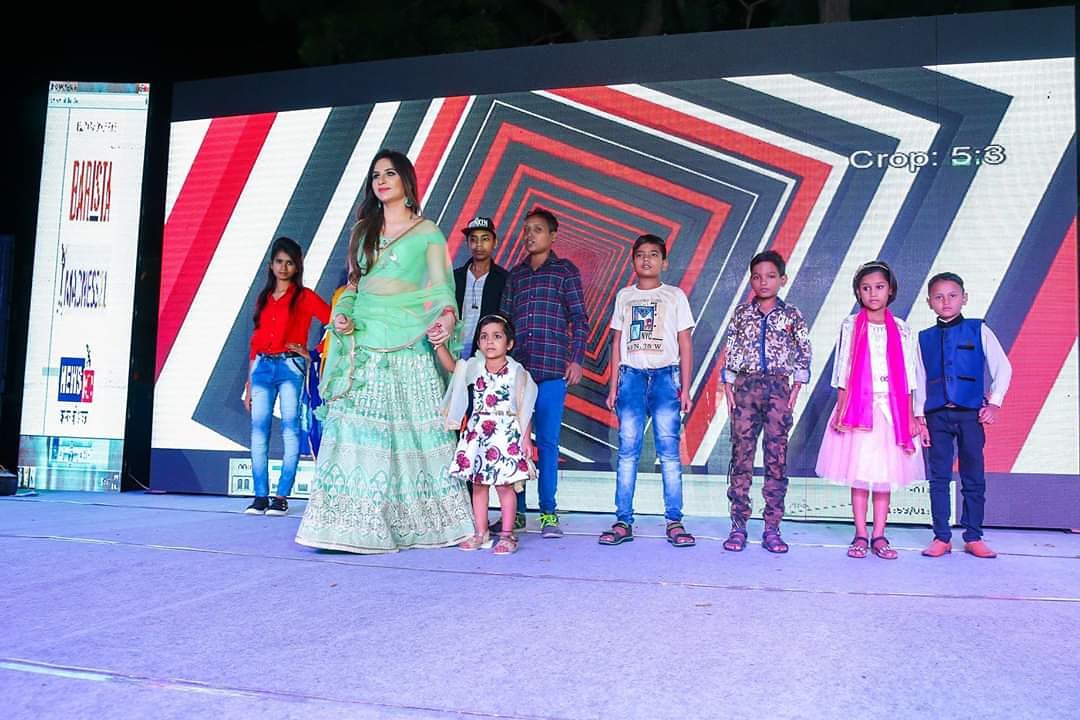 GIFTc2c's tweet photo. The gorgeous diva Rashmi Sachdeva #RashmiSachdeva, Brand Ambassador of Foundation Against Thalassaemia leading the ramp walk with thalassaemic children to spread awareness about Prevention of Thalassaemia. https://t.co/5OZAhbcjT8