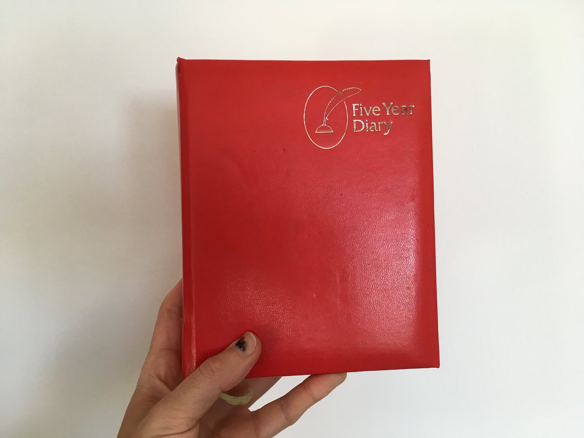 elly_clarke's tweet image. A Class(y) Lecture is happens  at Galerie Wedding this Thursday 1st Nov, looking at class, privilege &amp;amp; the drag of ancestry - through a song on the ukulele, extracts from my own childhood &amp;amp; adult diaries &amp;amp; reframing of my long term @GRproject_ More info: galeriewedding.de/a-cassy-lectur…