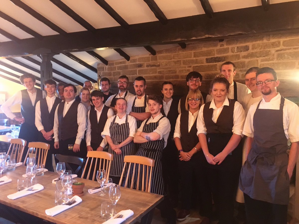 JWLeesHuntsman's tweet photo. Team Huntsman are ready to smash another Sunday 👌🏼

If you haven’t booked your table for today already, give us a call quick before all our tables are gone!! ☎️ 01484 850 205 #roastdinners #sundayroast #huntsmaninn #jwlees https://t.co/vGQX3V36BX