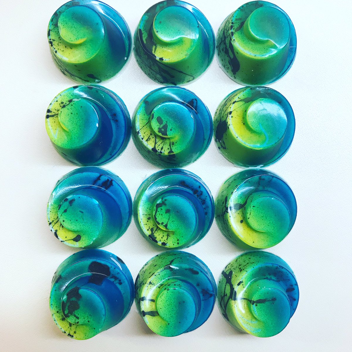 Luczakowski_M's tweet photo. Busy Sunday ahead .
Hundreds of chocolates to make.
Are you looking for sweet #gift ?
.
THINK #ChoColours
https://t.co/9Hxdmk9eY1
.
#christmasshopping .#UKGIftHour #giftideas #shopindie https://t.co/bsH1FNEfkZ