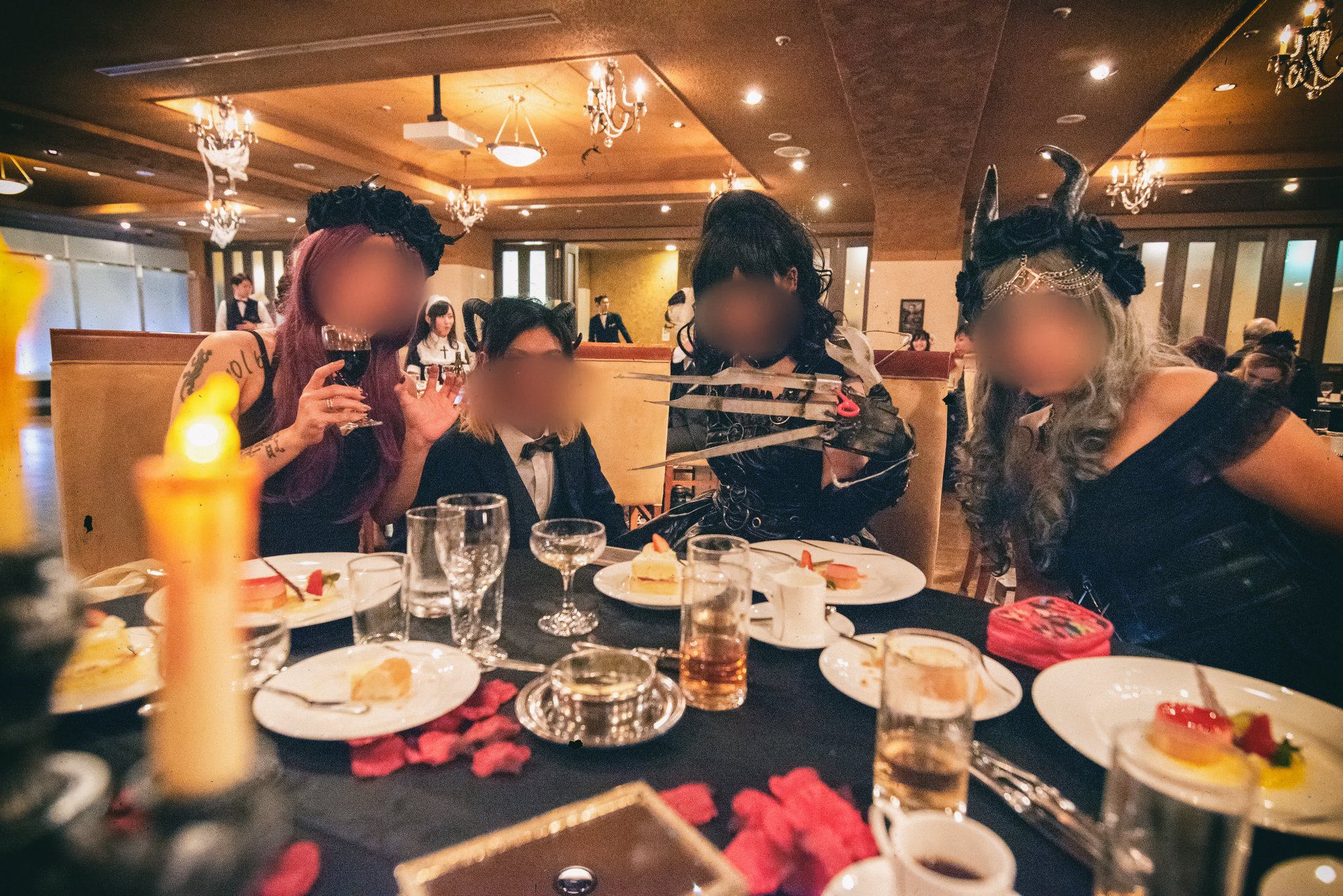 ハヤカワ ダイキ Daiki Hayakawa みんな早くもハロウィン を楽しんでるとは思うんだけど ちょっとここで常識を覆す友人の結婚式を見てほしい まず招待状に書いてあったドレスコードは 黒統一もしくはコスプレ 指定 花嫁 花婿は黒と赤統一 いざ会場
