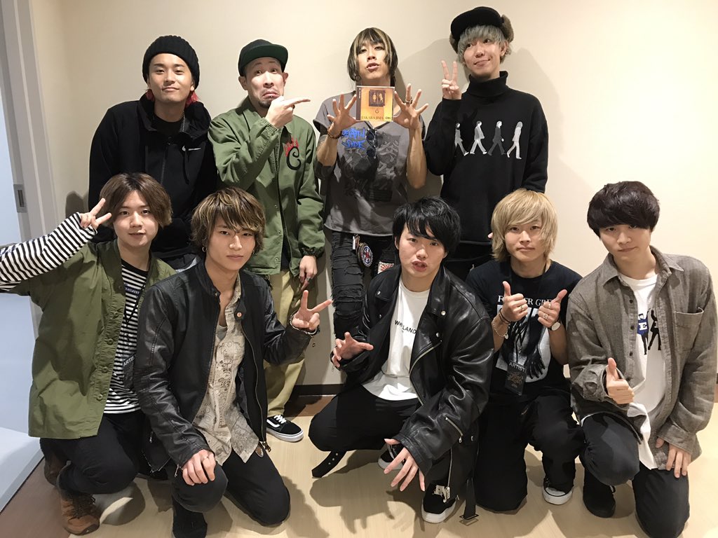 QoN_official's tweet photo. 本日は日本工学院蒲田キャンパス学祭ありがとうございました！

そして出番直後メンバー全員猛ダッシュで同じ日本工学院の大きなステージ
片柳アリーナへSUPER BEAVER先輩のライブを見に行かせていただきました！

大好きな先輩に僕らのNew Single「TAKARAJIMA」を渡すことが出来ました！ https://t.co/agavghOKNI
