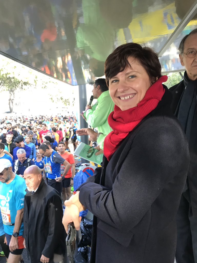 RoxaMaracineanu's tweet photo. J’ai eu le privilège de donner le départ de la magnifique #course #MarseilleCassis, encourager les 20000 participants et saluer les 800 bénévoles qui font aussi le succès de cet événement. https://t.co/R9ByFDv9gj