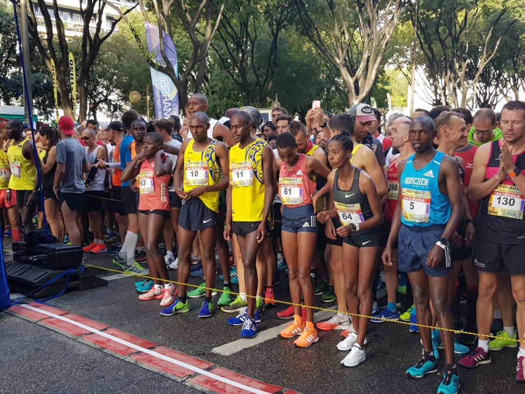 RoxaMaracineanu's tweet photo. J’ai eu le privilège de donner le départ de la magnifique #course #MarseilleCassis, encourager les 20000 participants et saluer les 800 bénévoles qui font aussi le succès de cet événement. https://t.co/R9ByFDv9gj