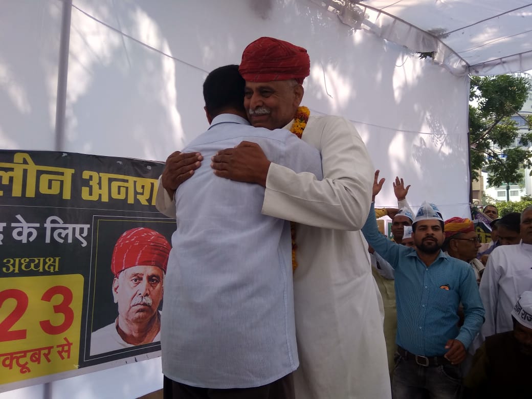 BajpaiDeepak's tweet photo. आज 6 दिनों से अनशन कर रहे रामपाल जाट जी से मिलने पहुँचे @ArvindKejriwal जी,जूस पिलाकर तुड़वाया अनशन,लेकिन लड़ाई जारी रहेगी।

#RajasthanNeedsKejriwal https://t.co/dsJm6P7hhO