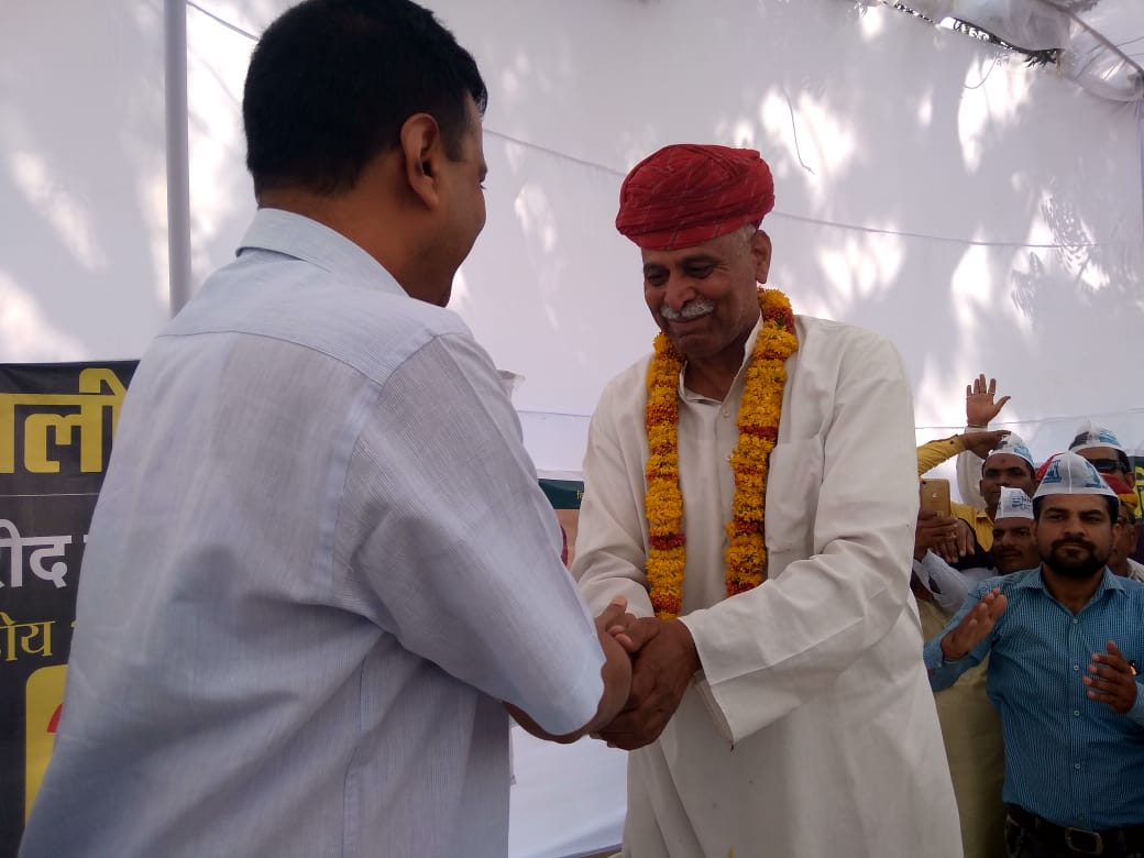 BajpaiDeepak's tweet photo. आज 6 दिनों से अनशन कर रहे रामपाल जाट जी से मिलने पहुँचे @ArvindKejriwal जी,जूस पिलाकर तुड़वाया अनशन,लेकिन लड़ाई जारी रहेगी।

#RajasthanNeedsKejriwal https://t.co/dsJm6P7hhO
