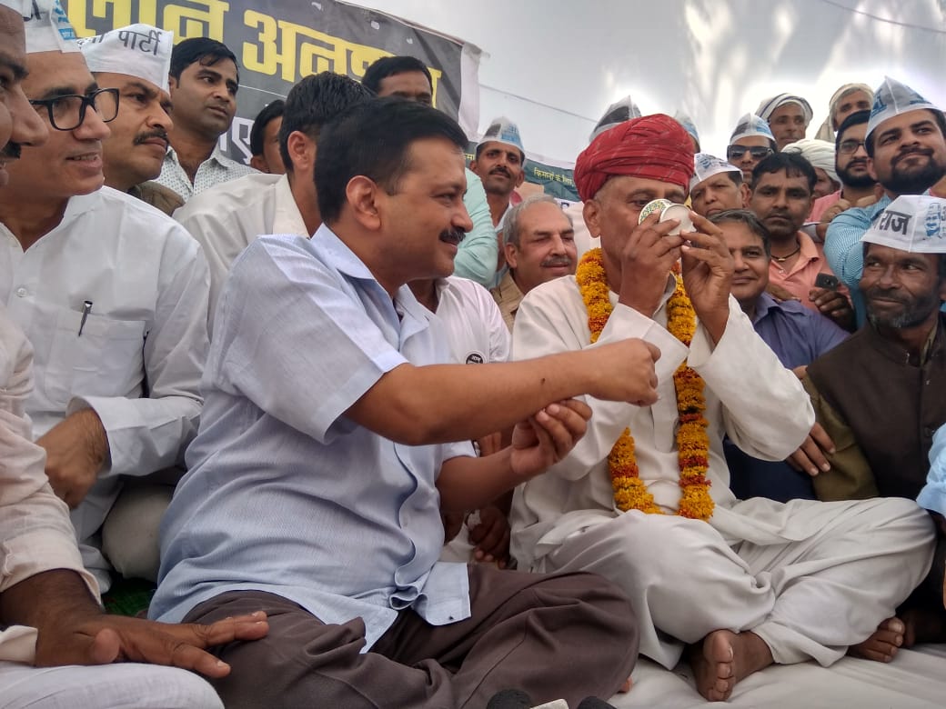 BajpaiDeepak's tweet photo. आज 6 दिनों से अनशन कर रहे रामपाल जाट जी से मिलने पहुँचे @ArvindKejriwal जी,जूस पिलाकर तुड़वाया अनशन,लेकिन लड़ाई जारी रहेगी।

#RajasthanNeedsKejriwal https://t.co/dsJm6P7hhO