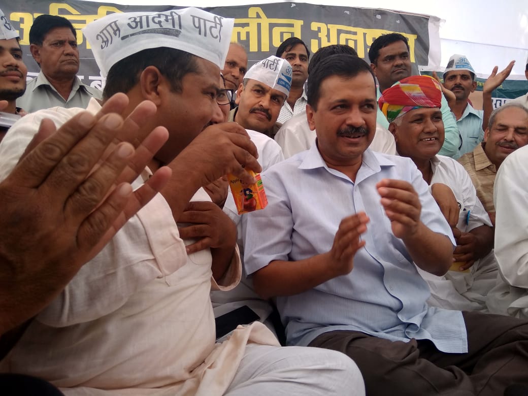 BajpaiDeepak's tweet photo. आज 6 दिनों से अनशन कर रहे रामपाल जाट जी से मिलने पहुँचे @ArvindKejriwal जी,जूस पिलाकर तुड़वाया अनशन,लेकिन लड़ाई जारी रहेगी।

#RajasthanNeedsKejriwal https://t.co/dsJm6P7hhO