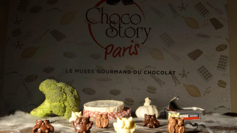 ParisJeTaime's tweet image. J-3 avant #Halloween ! 🎃 Des bonbons ou un sort ? 🍬 Confectionnez vos propres friandises au musée @ChocoStory de #Paris. 🍫 Piégez vos amis avec les drôles d'ingrédients qui se sont glissés dans la recette : ail, camembert, anchois &amp;amp; brocolis. ▶ ow.ly/8MwE30mlmzo