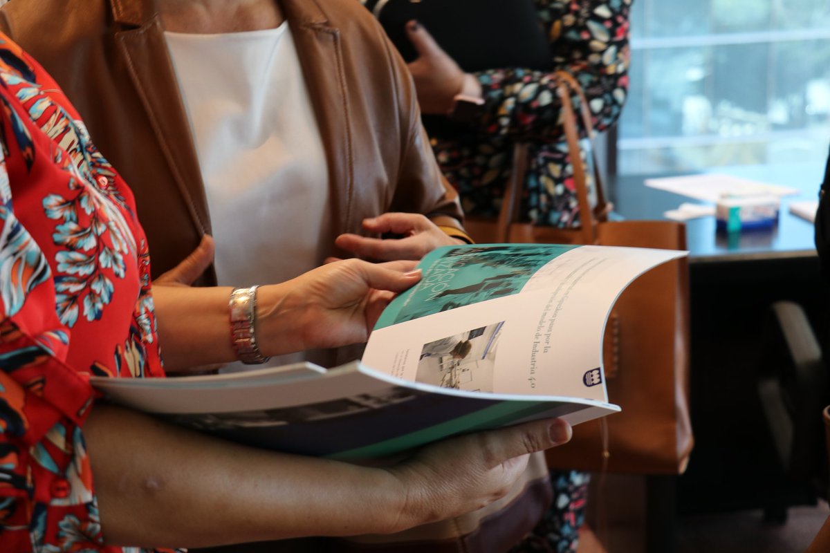 AizpuruAinhoa's tweet photo. Comenzamos la visita institucional a #Israel con una reunión en la Oficina Comercial, donde hemos podido aprender más de la sociedad y #economía israelí. Cuentan con un ecosistema #innovador de primer nivel, con una media de creación de 600 start-ups al año. https://t.co/qNmSwrNcc3