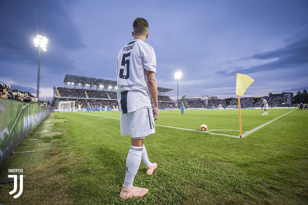 juventusfces's tweet photo. 📸 #EmpoliJuve | GALERÍA

¿Vuestro momento preferido de la victoria?

➡️ https://t.co/ymxwqDmzyg https://t.co/zF7RwzO8vi