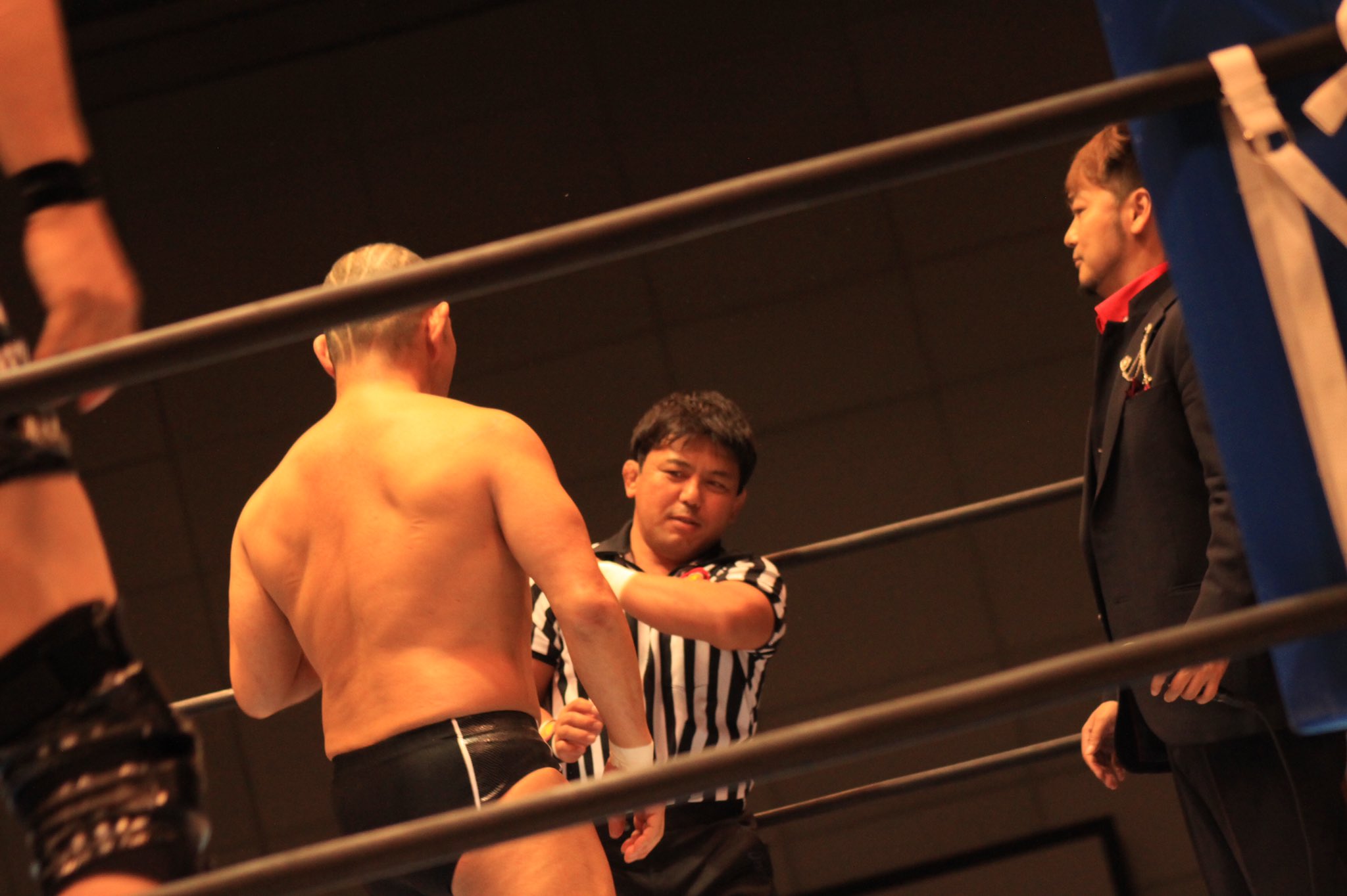 かな プロレス Na Twitteru オーラっていうんかな かっこいい 思いっきり風になれ って叫びました この歌 鈴木選手の入場曲って知ってからカラオケで歌うようになりました なので入場曲最初っから歌いました 新日本プロレス 島根大会 鈴木みのる 選手