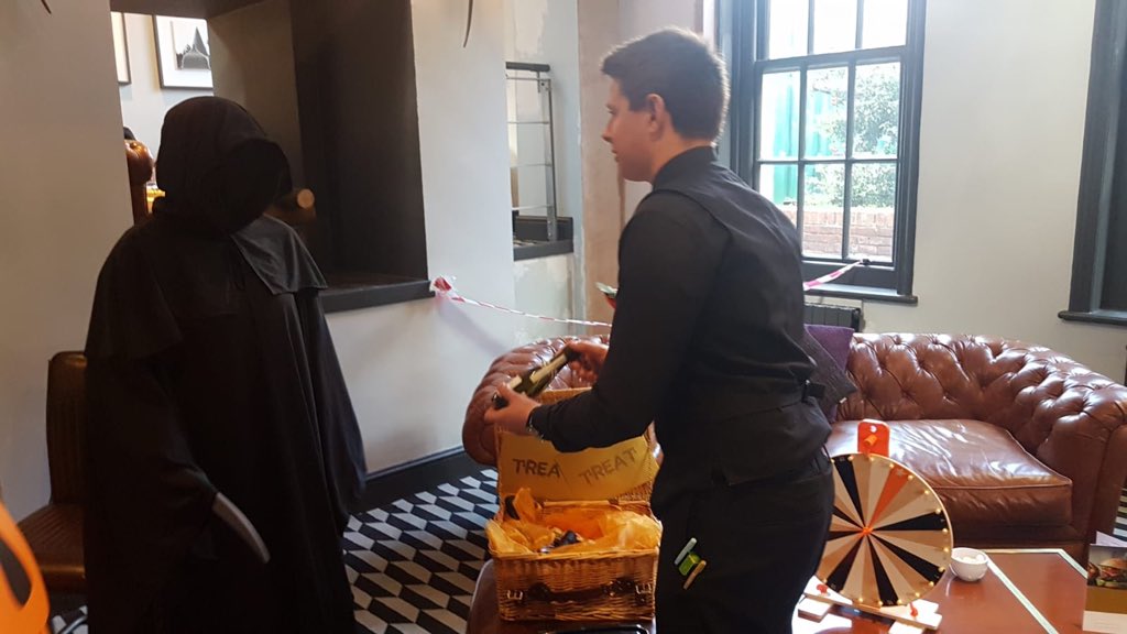 HuntonParkHotel's tweet image. Thank you @goto_events for dropping the team some treats and games, such a wonderful surprise for the team 🔮⚰️🧟‍♂️🎃 #gotoevents #teambuilding #happyhalloween #huntonparkhotel #huntonparkteam #conferences #trickortreat