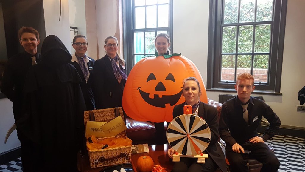 HuntonParkHotel's tweet image. Thank you @goto_events for dropping the team some treats and games, such a wonderful surprise for the team 🔮⚰️🧟‍♂️🎃 #gotoevents #teambuilding #happyhalloween #huntonparkhotel #huntonparkteam #conferences #trickortreat