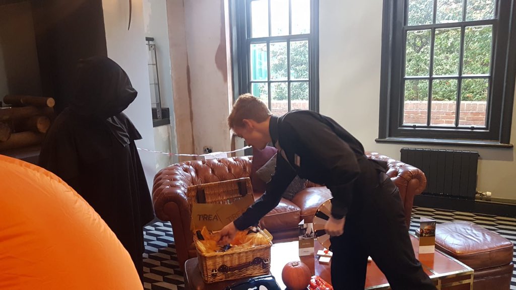 HuntonParkHotel's tweet image. Thank you @goto_events for dropping the team some treats and games, such a wonderful surprise for the team 🔮⚰️🧟‍♂️🎃 #gotoevents #teambuilding #happyhalloween #huntonparkhotel #huntonparkteam #conferences #trickortreat