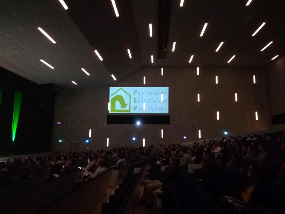 Ponencia de @Dandiedva arquitecto gerente de <a href="/DMDVA/">DMDVA</a> sobre el edificio de 14 viviendas #Passivhaus en el <a href="/PauArroyoFresno/">Vecinos Pau Arroyo del Fresno</a> en la #10ConferenciaPEP anual de la Plataforma de Edificación Passivhaus <a href="/PlataformaPEP/">Plataforma Passivhaus (PEP)</a>
plataforma-pep.org