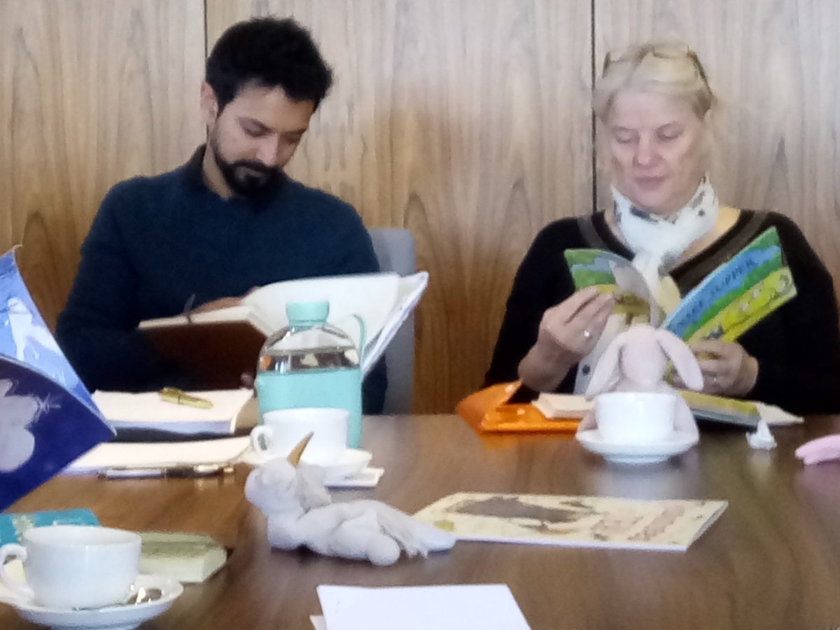 alan_durant's tweet photo. Day 2 of the @PenguinUKBooks #picturebookwritingcourse starts with some quiet reading. The #perfectbeginning to a busy day. https://t.co/40OgsglIIM