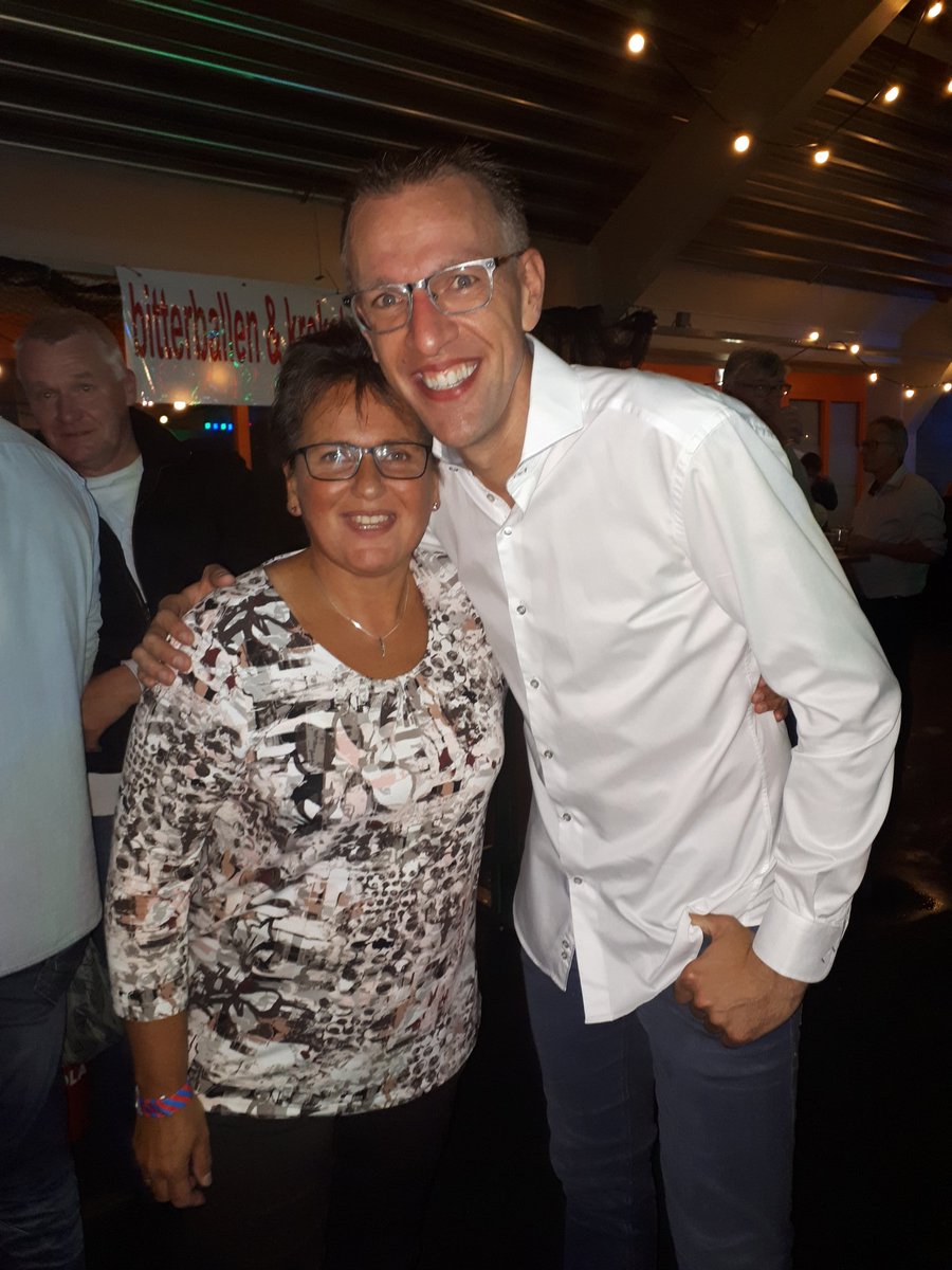 HermienBeekink's tweet photo. @MarcodHollander top avond gehad Marco, dank je wel, ook voor de organisatie👍😘💋💋💋 https://t.co/ddrEn2qtXR