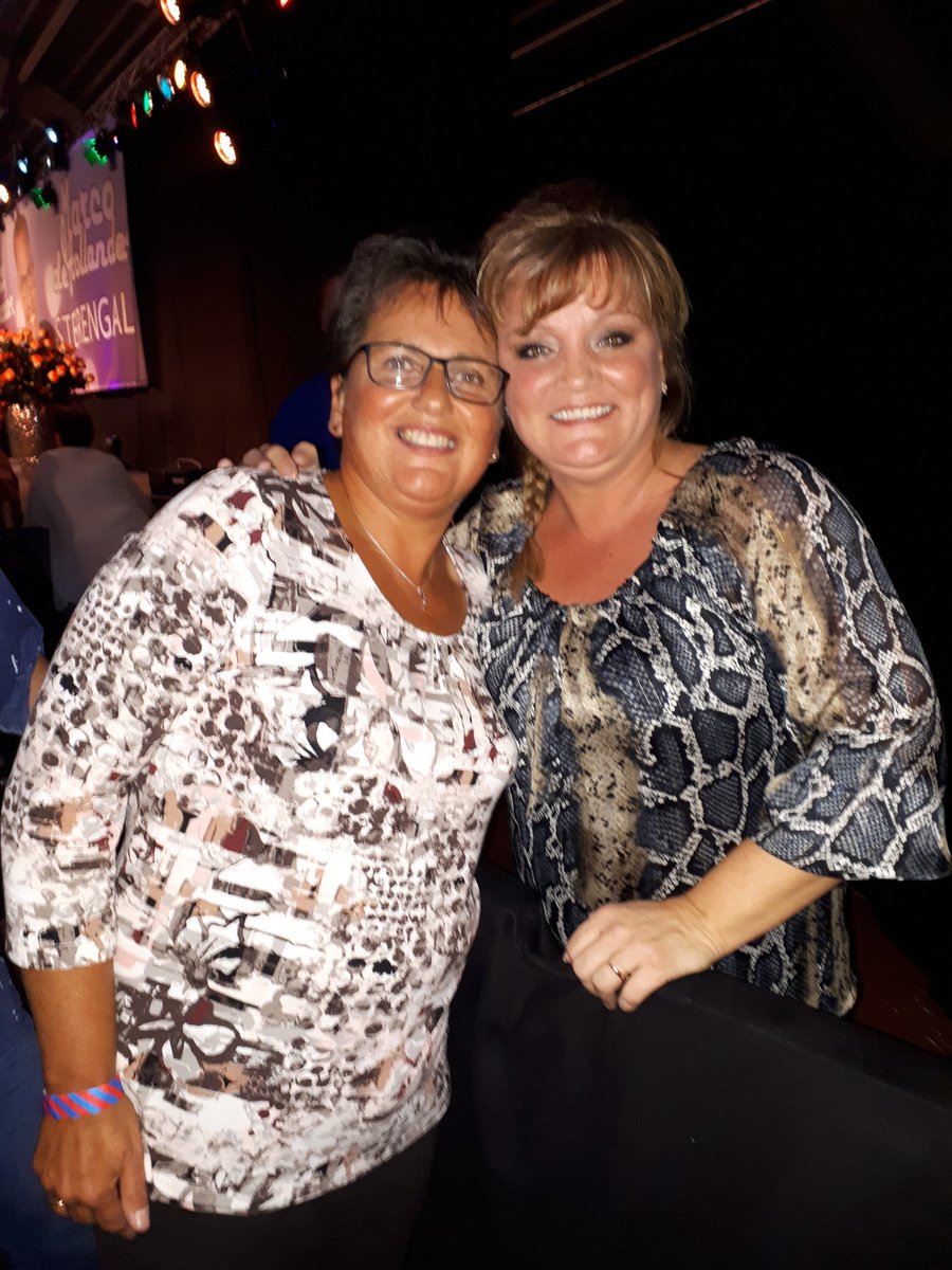 HermienBeekink's tweet photo. @ErnaTemming bedankt Erna voor je fantastische optreden en tijd na afloop👍😘💋💋💋 https://t.co/4lJpmRsfMw