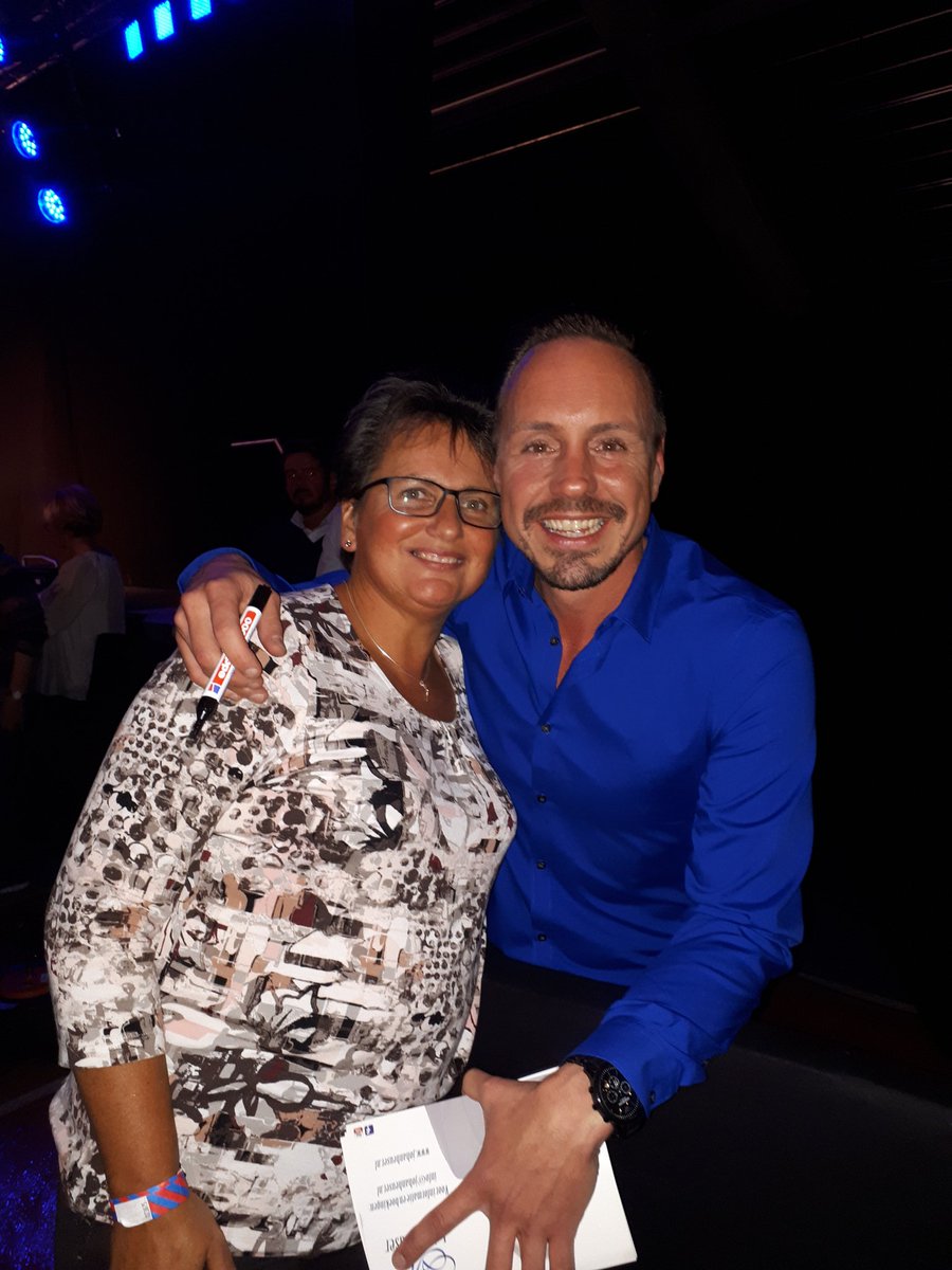 HermienBeekink's tweet photo. @johanheuser bedankt Johan voor het leuke gezellige optreden en de foto na afloop😘👍💋💋💋 https://t.co/KVxLtj2pTb
