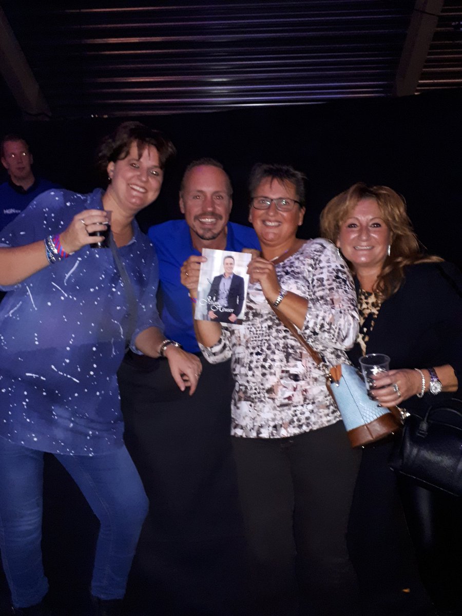 HermienBeekink's tweet photo. @johanheuser bedankt Johan voor het leuke gezellige optreden en de foto na afloop😘👍💋💋💋 https://t.co/KVxLtj2pTb