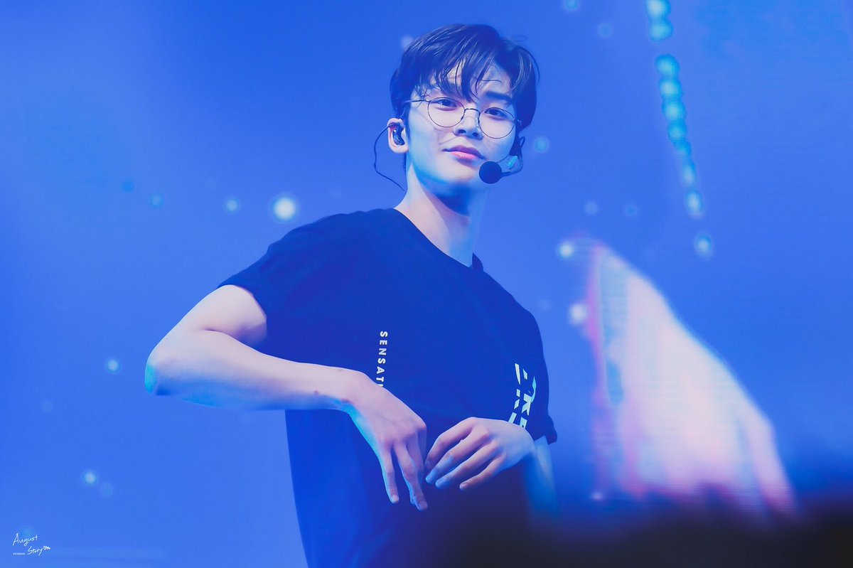 auguststory96's tweet photo. 181027 DREAMER 콘서트 #로운 #에스에프나인 #ROWOON #SF9 #ロウン #질렀어 #DREAMER @SF9official 
복근 보여주떼요🧐 https://t.co/uh3HLZqaRx