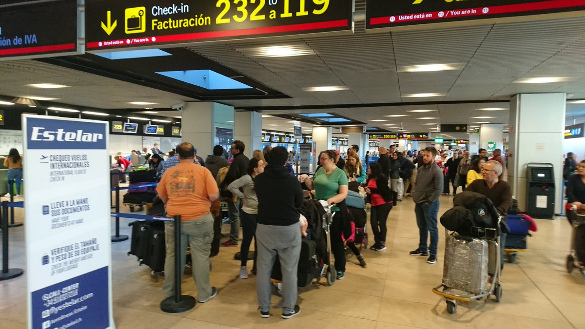 ArturoOcana's tweet photo. Una vergüenza @EstelarLA no permite hacer checkin online, más de 3 horas de fila y todavía no hemos entregado maletas en @AeroBarajas https://t.co/7eBCO9O6Zb