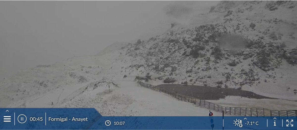 meteoformigal's tweet photo. Nevadas más intensas como se esperaba en la vertiente norte. #frio importante para la fecha. -7.1C° a 2100m en #Formigal.
Fotos vía @infonieve @CyNPirineos
y #feratel.
#Formigal #Cerler #Baqueira y #Gourette https://t.co/cdh7HKIoCQ