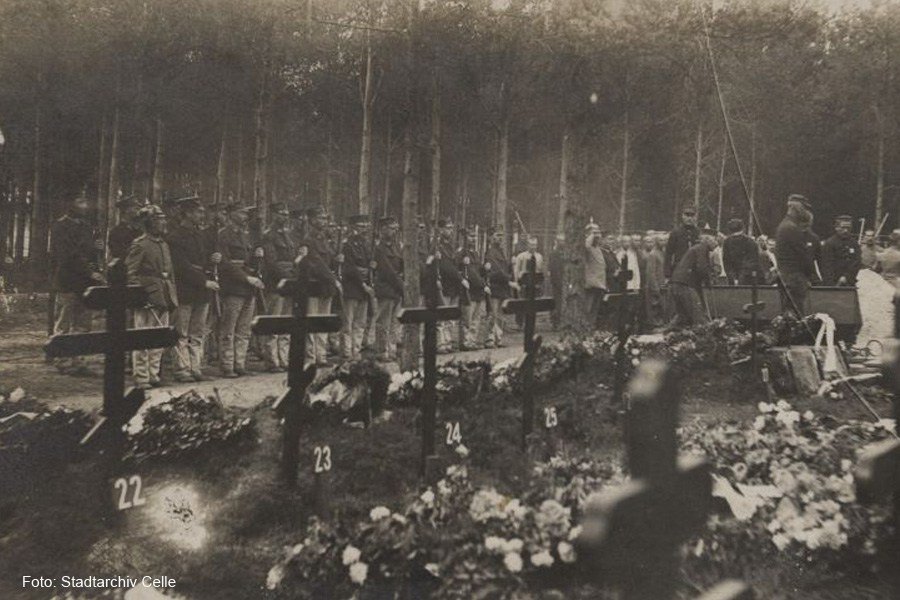 Celler_Presse's tweet photo. 100 Jahre nach #Kriegsende – #Gedenktafel wird am #Friedhof des Kriegsgefangenenlagers #Scheuen eingeweiht https://t.co/4wV4xTN69z https://t.co/LjObR220RI