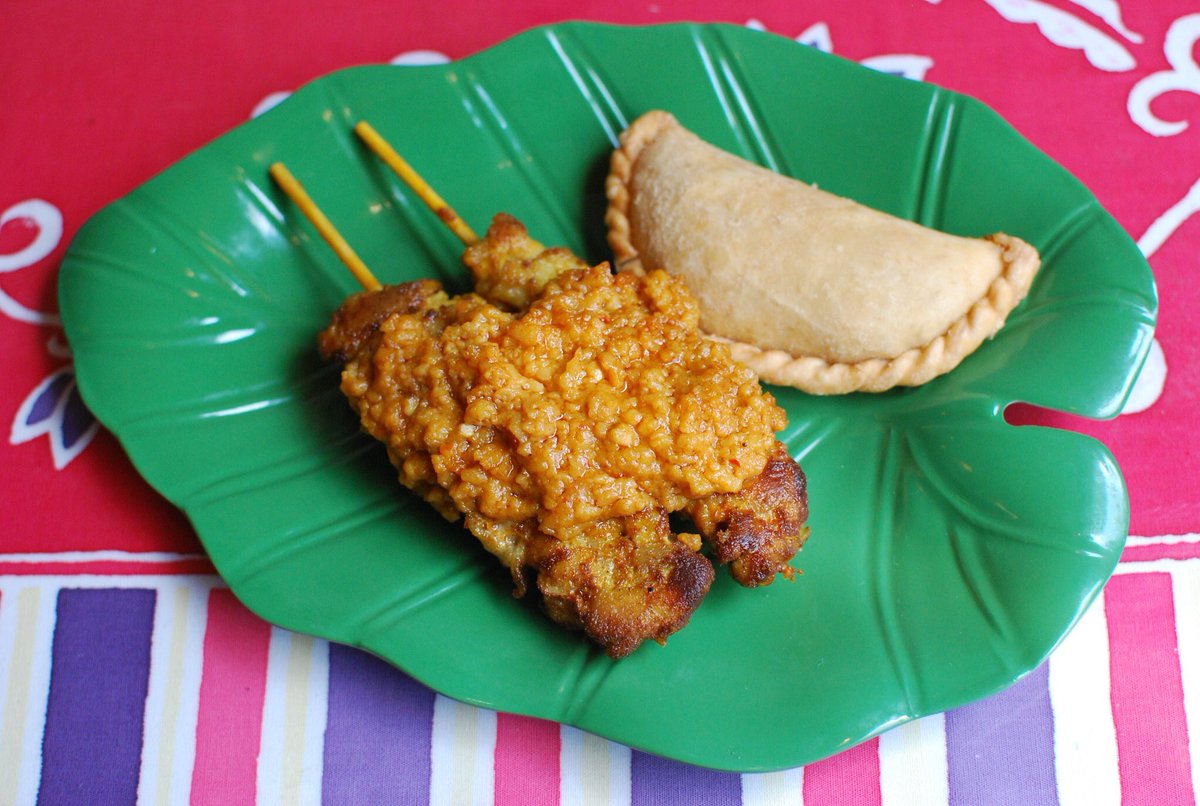 Malaysia Fair 19 グルメ紹介 Part3 おかず お菓子も充実 鶏の串焼き サテー Satay カレー味のおやつ カレーパフ Karipap マレーシア版の手作りかまぼこ オタオタ Otak Otak イカリング Sotong Goreng や 揚げバナナ Pisang Goreng Malaysia Fair 19 グルメ紹介 Part3 おかず お菓子も充実 鶏の串焼き サテー Satay カレー味のおやつ カレーパフ Karipap マレーシア版の手作りかまぼこ オタオタ Otak Otak イカリング Sotong Goreng や 揚げバナナ Pisang Goreng