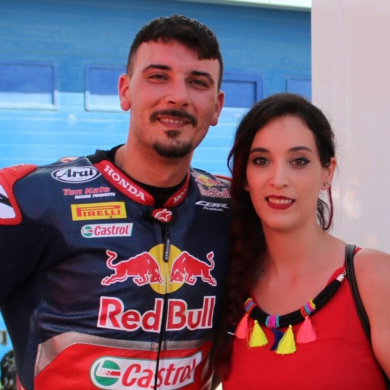 EstherGirando33's tweet photo. Hoy hace los años una de esas personas que son especiales, que los miras y en sus ojos ves brillar mucho más que ilusiones y sueños.
Hoy hace los años un guerrero, una de esas personas que no se cansan de luchar y pelear por lo que quieren.
¡Feliz cumpleaños @DavideGiugliano! 😘 https://t.co/BKQWGW8tTu